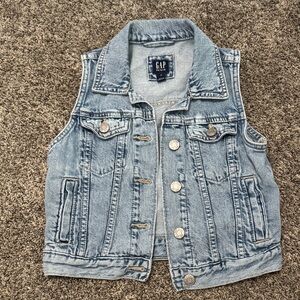 GAP Denim Button-Front Vest in Faded Blue